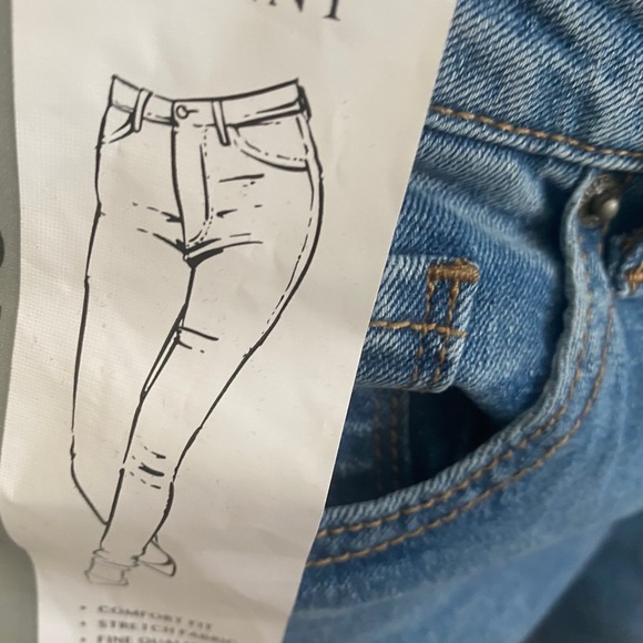 Slightly distressed skinny Jean - Picture 4 of 10